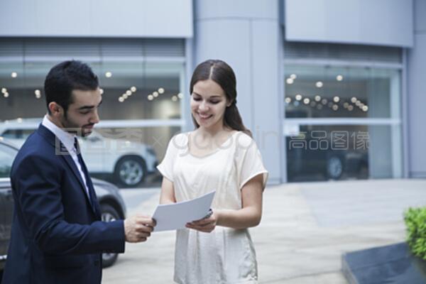 車輪下的較量 銷售員與年輕女客戶的無(wú)聲博弈
